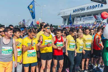 9 Eylül 2018 Minsk Beyaz Rusya Yarım maraton Minsk 2018 A grup insan başında sokakta duruyor