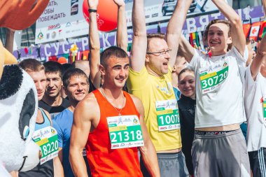 9 Eylül 2018 Minsk Beyaz Rusya Yarım maraton Minsk 2018 A grup insan kendi elleri ve sokakta bağırarak kaldırdı