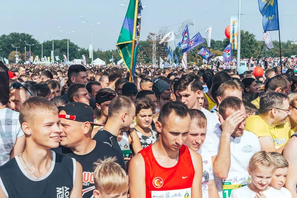 2018年9月9日明斯克白俄罗斯半程明斯克2018年一群人一开始就站在大街上 — 图库照片