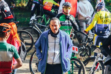 14 Ekim 2018, Minsk, Belarus.2018 Olimpiyat çapraz ülke Kupası Xco parkta duran insanların Medvezhino Grup