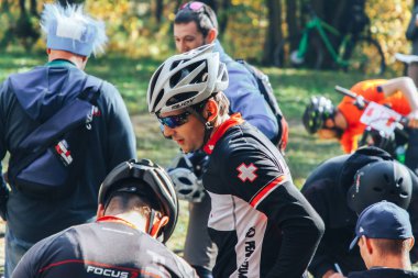 14 Ekim 2018, Minsk, Belarus.2018 Olimpiyat çapraz ülke Kupası Xco Medvezhino A grubunda Bisiklet Park yakınında duran insan.