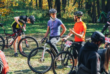 14 Ekim 2018, Minsk, Belarus.2018 Olimpiyat çapraz ülke Kupası Xco Medvezhino A grubunda Bisiklet Park yakınında duran insan.