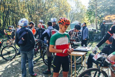 14 Ekim 2018, Minsk, Belarus.2018 Olimpiyat çapraz ülke Kupası Xco Medvezhino A grubunda Bisiklet Park yakınında duran insan.
