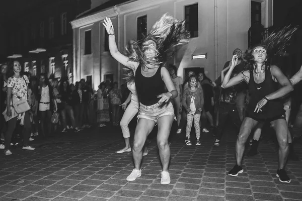 Julho 2018 Minsk Belarus Street Anda Grupo Pessoas Dançando Uma — Fotografia de Stock