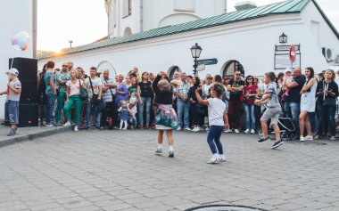 1 Eylül 2018 Minsk Beyaz Rusya sokak Şenlikleri akşam şehrin bir grup insan sokakta duran.