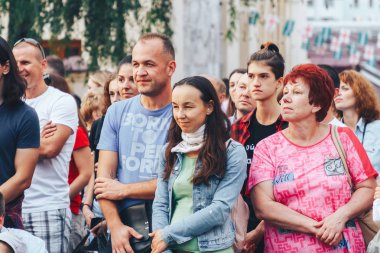 1 Eylül 2018 Minsk Beyaz Rusya sokak Şenlikleri akşam şehrin bir grup insan sokakta duran.