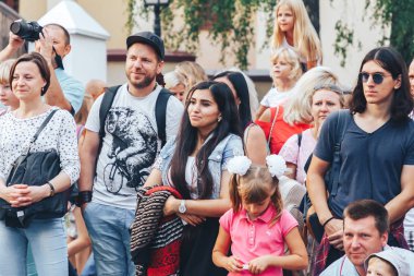 1 Eylül 2018 Minsk Beyaz Rusya sokak Şenlikleri akşam şehrin bir grup insan sokakta duran.