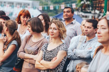 1 Eylül 2018 Minsk Beyaz Rusya sokak Şenlikleri akşam şehrin bir grup insan sokakta duran.