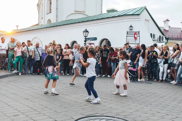 Septiembre 2018 Minsk Bielorrusia Fiestas Callejeras Ciudad Nocturna Grupo Personas — Foto de Stock