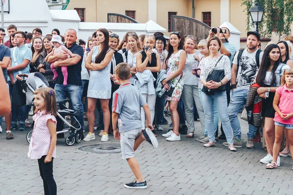 Września 2018 Mińsk Białoruś Ulicy Uroczystości Wieczór Miasto Dwóch Dzieci — Zdjęcie stockowe