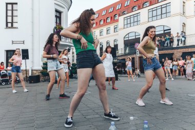 4 Ağustos 2018 Minsk Beyaz Rusya sokak Şenlikleri akşam şehrin bir grup insan bir grup insan önünde sokakta dans.