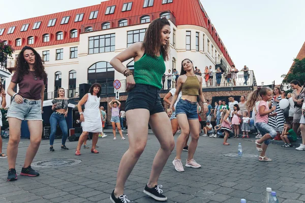 Agosto 2018 Minsk Bielorrusia Fiestas Callejeras Ciudad Nocturna Grupo Personas — Foto de Stock