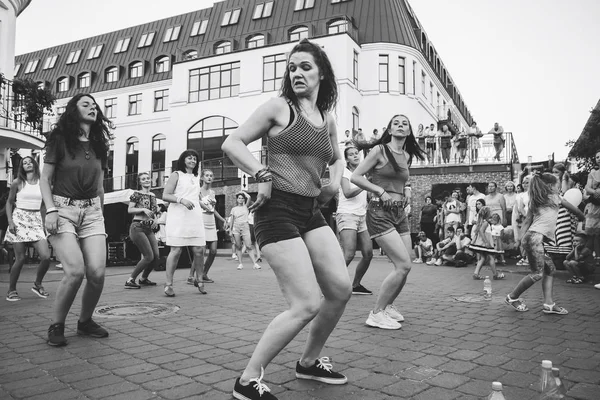 Agosto 2018 Minsk Belarus Festas Rua Cidade Noite Grupo Pessoas — Fotografia de Stock