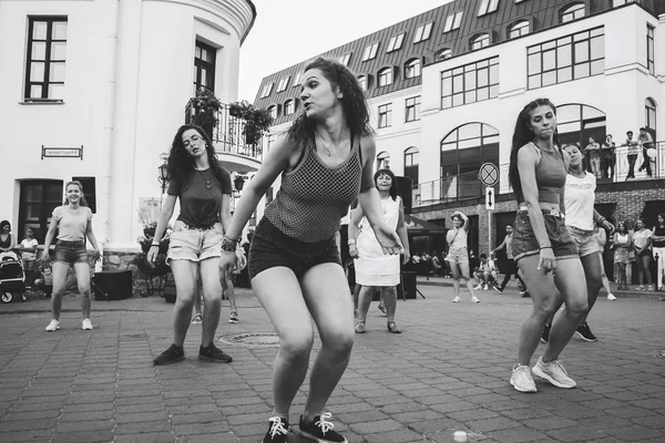 Agosto 2018 Minsk Belarus Festas Rua Cidade Noite Grupo Pessoas — Fotografia de Stock