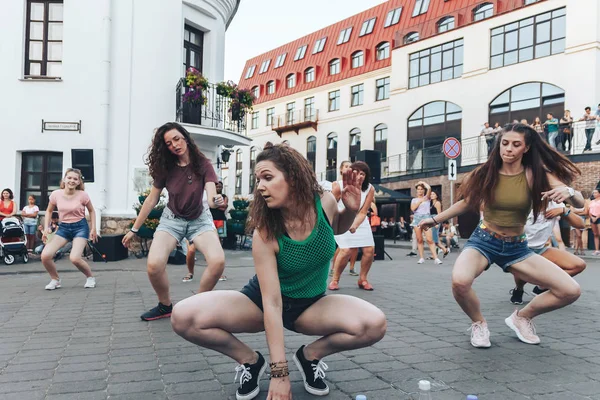 Augusti 2018 Minsk Belarus Street Festligheter Kväll Staden Grupp Människor — Stockfoto