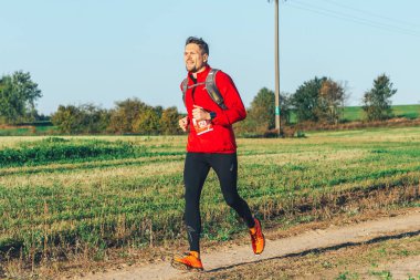 6 Ekim 2018 alanındaki iz boyunca Novogrudok Beyaz Rusya Castle Road A adam çalışır