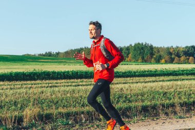 6 Ekim 2018 alanındaki iz boyunca Novogrudok Beyaz Rusya Castle Road A adam çalışır