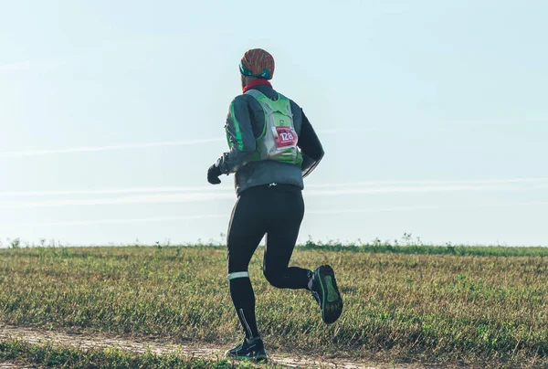 Octubre 2018 Novogrudok Bielorrusia Castle Road Hombre Corre Por Sendero — Foto de Stock