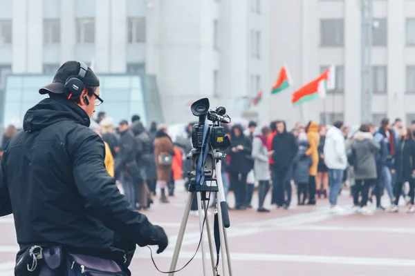 2018年11月7日白俄罗斯10月社会主义革命纪念日一名男子站在广场上一群人面前的镜头旁 — 图库照片