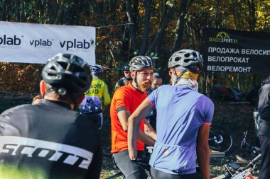 Ekim, 14, 2018 - Minsk, Beyaz Rusya: 2018 Olimpiyat çapraz ülke Kupası Xco Medvezhino, grup adam bisiklet yarışı sonra rahatlatıcı içinde