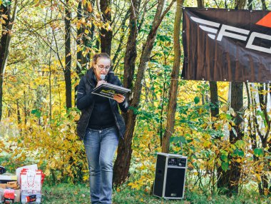 Ekim, 14, 2018 - Minsk, Beyaz Rusya: 2018 Olimpiyat çapraz ülke Kupası Xco içinde Medvezhino, olay Yöneticisi mikrofon ile konuşmak