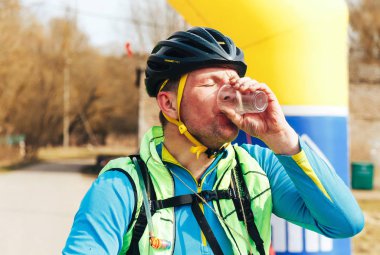 15 Nisan 2018, Krevo, Beyaz Rusya, Beetle iz: yorgun bisikletçi içme suyu yarış sonra