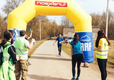 15 Nisan 2018, Krevo, Beyaz Rusya, Beetle iz: bisikletçi yarış bitiş çizgisinde yürüyerek gelen