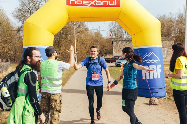 15 Nisan 2018, Krevo, Beyaz Rusya, Beetle iz: bisikletçi yarış bitiş çizgisinde yürüyerek gelen