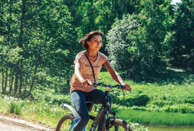 Mayıs 26-27, 2018 - Naliboki, Beyaz Rusya: All-Belarusça Amatör maraton Naliboki, kadın binicilik bisiklet