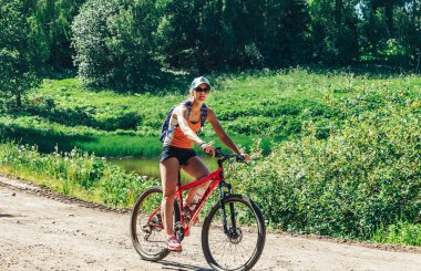 Mayıs 26-27, 2018 - Naliboki, Beyaz Rusya: All-Belarusça Amatör maraton Naliboki, kadın binicilik bisiklet