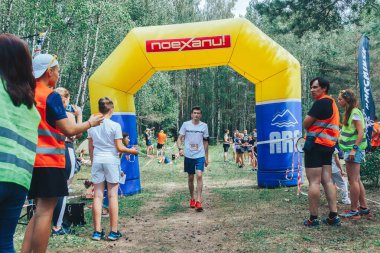 28 Haziran 2018 - Raubichi, Beyaz Rusya: maraton bitiş noktasına gelen böceği iz, 7 Raubichi, adam