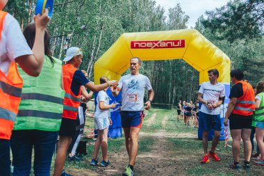 28 Haziran 2018 - Raubichi, Beyaz Rusya: maraton bitiş noktasına gelen böceği iz, 7 Raubichi, adam