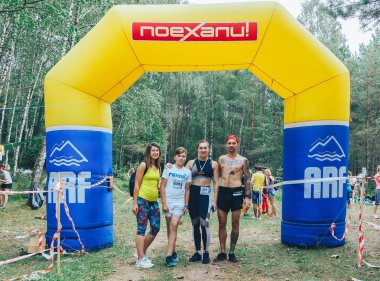 28 Haziran 2018 - Raubichi, Beyaz Rusya: Beetle iz, 7 Raubichi, Grup kamera bitiş arch maraton adlı altında bakarak sporcuların