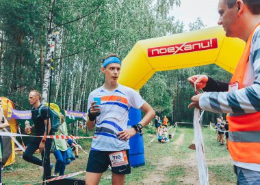 28 Haziran 2018 - Raubichi, Beyaz Rusya: Beetle iz, 7 Raubichi, adam maraton bitiş noktasında ayakta