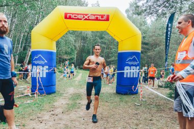 28 Haziran 2018 - Raubichi, Beyaz Rusya: maraton bitiş noktasına gelen böceği iz, 7 Raubichi, kaslı adam