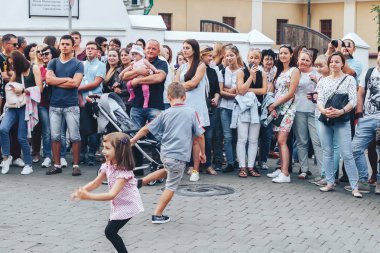 1 Eylül 2018 - Minsk, Beyaz Rusya: City, bir grup insan sokakta ayakta festivaller