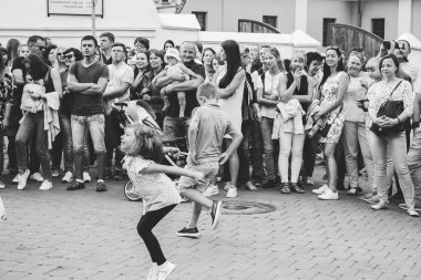 1 Eylül 2018 - Minsk, Beyaz Rusya: City, bir grup insan sokakta ayakta festivaller