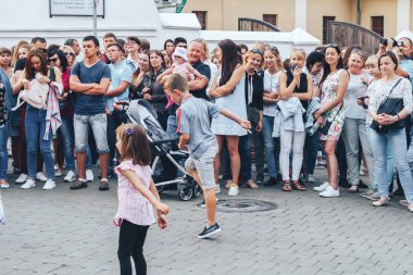 1 Eylül 2018 - Minsk, Beyaz Rusya: City, bir grup insan sokakta ayakta festivaller