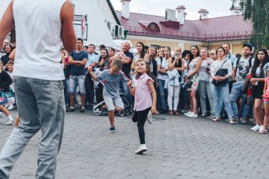 1 Eylül 2018 - Minsk, Beyaz Rusya: City, bir grup insan sokakta ayakta festivaller