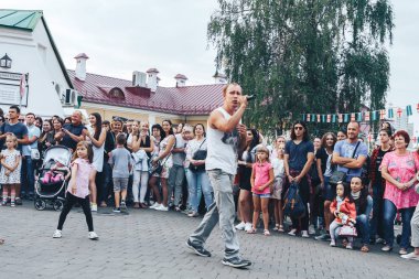 Eylül, 1, 2018 - Minsk, Beyaz Rusya: adam mikrofon şarkı bir grup insan önünde sokakta
