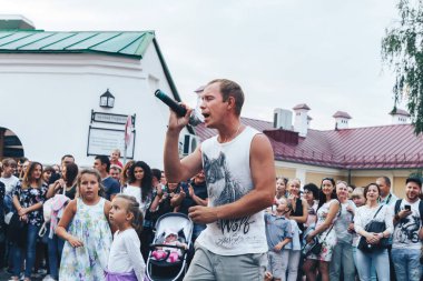Eylül, 1, 2018 - Minsk, Beyaz Rusya: adam mikrofon şarkı bir grup insan önünde sokakta