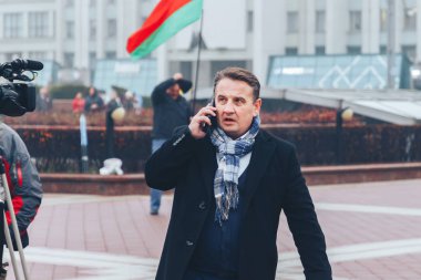 7 Kasım 2018 - Minsk, Beyaz Rusya: telefonla yıldönümü, büyük Ekim sosyalist devrim sırasında Meydanı'nda konuşan adam