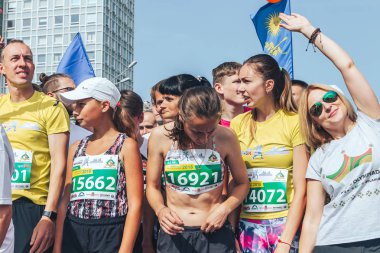 Eylül, 9, 2018 - Minsk, Beyaz Rusya: Yarı maraton, Minsk, grup insan sokakta başlamadan önce ısınma yapıyor