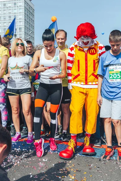 September 2018 Minsk Hviterussland Halvmaraton Minsk Gruppe Mennesker Som Varmer – stockfoto