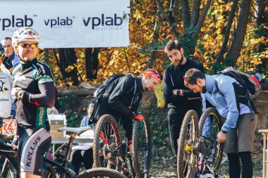 Ekim, 14, 2018 - Minsk, Beyaz Rusya: 2018 Olimpiyat çapraz ülke Kupası Xco Medvezhino, yarış için hazırlanıyor sporcular içinde