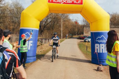 15 Nisan 2018, Krevo, Beyaz Rusya, Beetle iz: bisikletçi yarış bitiş çizgisinde gelen