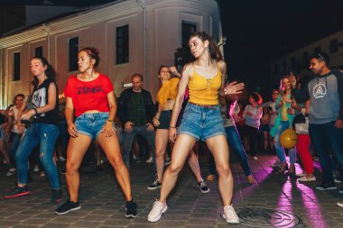 Temmuz, 21, 2018 - Minsk, Beyaz Rusya: bir grup insan meydanında akşamları dans