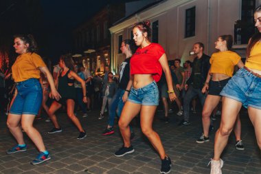 Temmuz, 21, 2018 - Minsk, Beyaz Rusya: bir grup insan meydanında akşamları dans