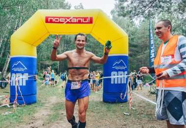 28 Haziran 2018 - Raubichi, Beyaz Rusya: maraton bitiş noktasına gelen böceği iz, 7 Raubichi, kaslı adam