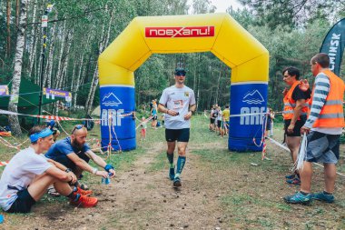 28 Haziran 2018 - Raubichi, Beyaz Rusya: maraton bitiş noktasına gelen böceği iz, 7 Raubichi, adam